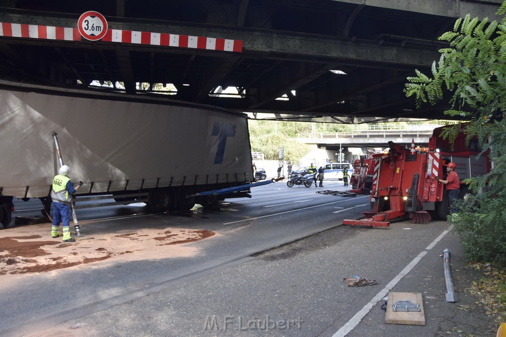 LKW blieb unter Bruecke haengen Koeln Ehrenfeld Innere Kanalstr Hornstr P248.JPG - Miklos Laubert